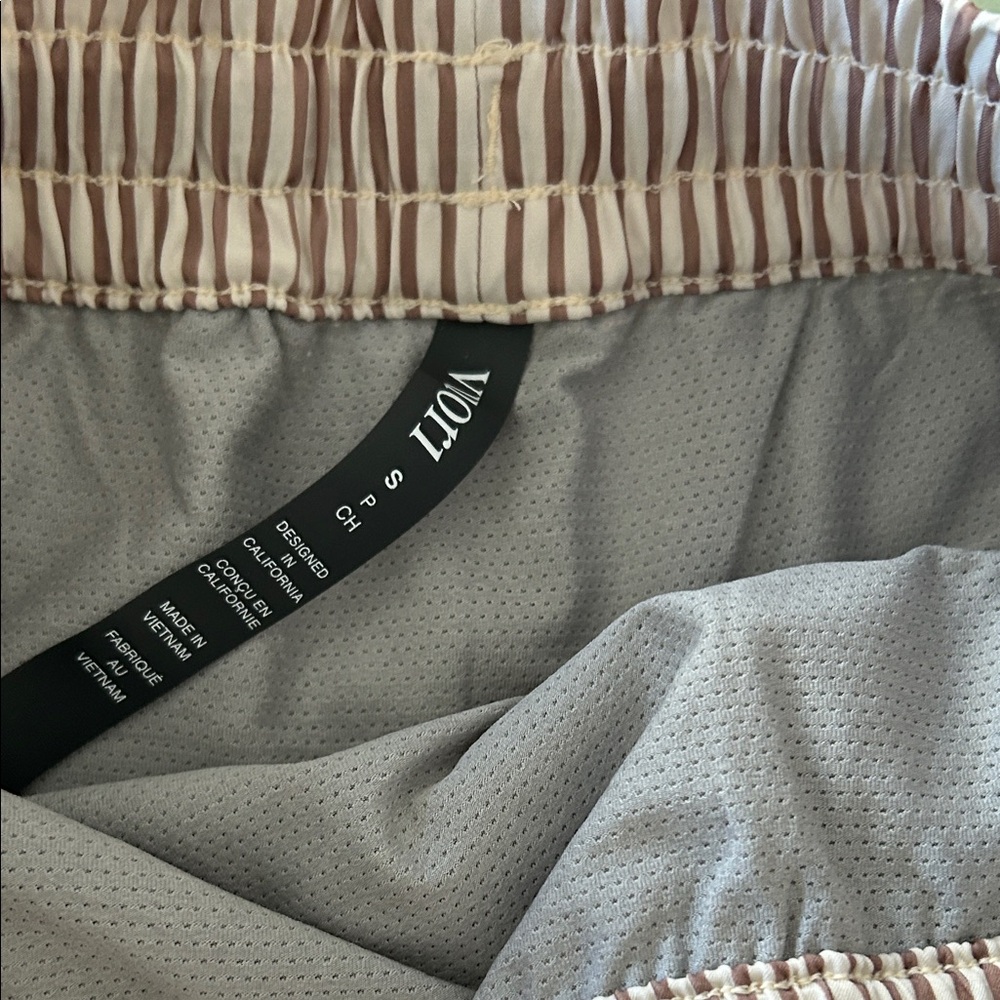 Vuori clementine 2.0 shorts 4” in cove stripe hickory color - Picture 4 of 5